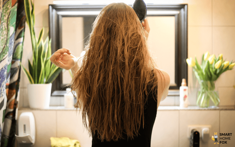 Die nassen Haare sind vor dem Styling mit dem Dyson Airstrait zu sehen.